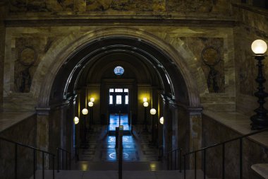 Boston, ABD - 22 Ekim 2021: Boston Halk Kütüphanesi 'nin girişi. Karanlık koridorun içi.