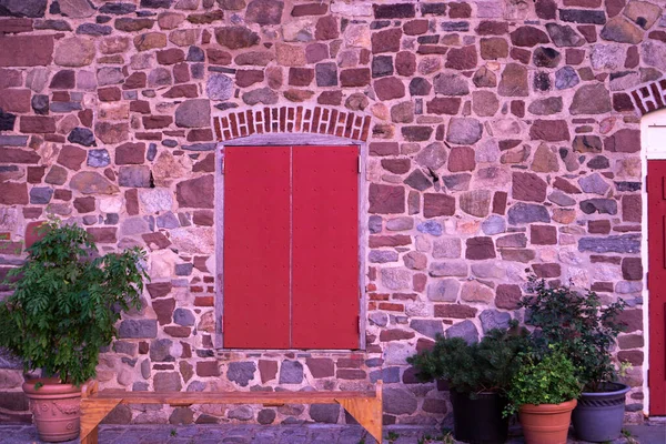 Винтажная Красная Кирпичная Стена Окнами Красными Ставнями Цветущими Растениями — стоковое фото