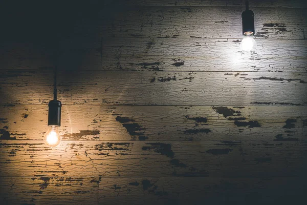 Ampoule Vintage Suspendue Contre Mur Bois Altéré Dans Obscurité — Photo