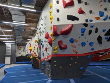 Modern bir spor salonunda antreman yapmak için bina kayaları ve tırmanma duvarları