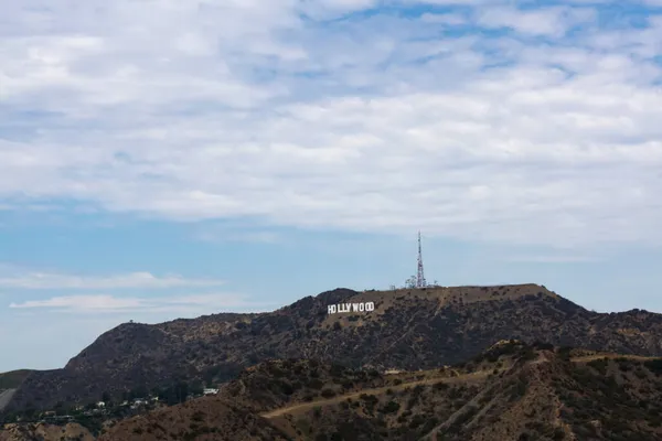 2021年8月9日 美国洛杉矶 好莱坞标志成为美国著名的地标 圣莫尼卡山脉好莱坞山的空中景观 — 图库照片
