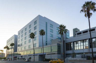 Los Angeles, ABD - 9 Ağustos 2021: Tıp Eğitim ve Araştırma Merkezi. Hollywood 'da gün batımında
