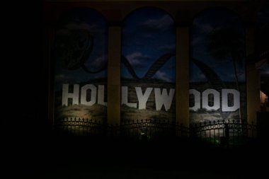 Hollywood, ABD - 10 Ağustos 2021: Duvardaki Hollywood harfleri. Film ve eğlence tabelası