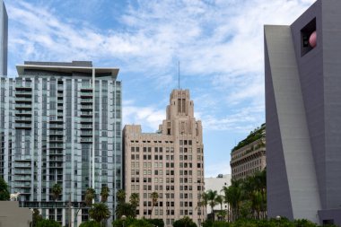 Los Angeles 'taki modern ve eski binaların dışında palmiye ağaçları var.