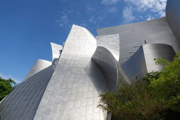 2021年8月10日 ロサンゼルスのウォルト ディズニー コンサートホール フィル センター 丸みを帯びた形状と鋭いエッジを持つ建物 — ストック写真