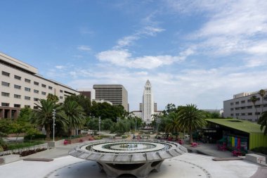 Los Angeles, ABD - 11 Ağustos 2021: Los Angeles şehir merkezindeki Grand Park, Kaliforniya Belediye Binası.