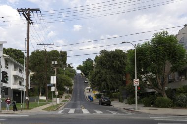 Los Angeles, ABD - 11 Ağustos 2021: Los Angeles 'ta Silver Lake' in yerleşim bölgesi ve tepeye doğru giden bir caddenin manzarası
