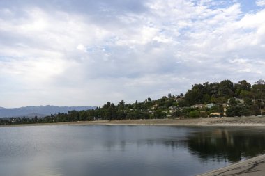 Los Angeles 'taki Silver Lake Rezervuarı. Arka planda tepeler var.
