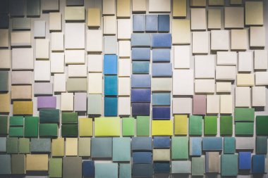 Birçok kitap duvara yapıştırılmış duvar kağıdı hissi yaratıyor. Renkli boş kapaklar