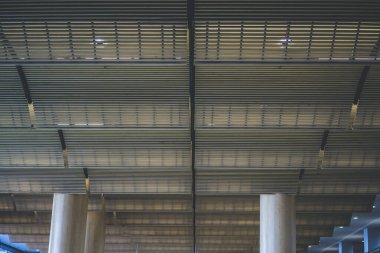 Mimari sütunlar tarafından desteklenen bir satırda geometrik çizgileri olan modern tavan