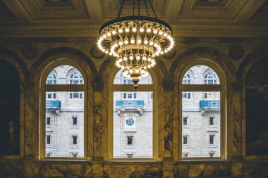 Boston Halk Kütüphanesi 'nin dekorasyonu ve avizesi eski tarz.