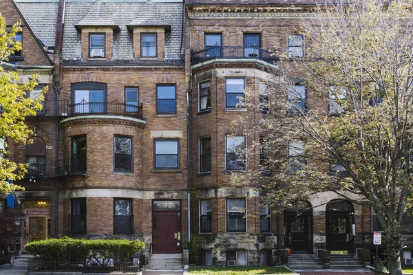 Boston 'da eski, kırmızı tuğlalı bir apartmanın sokak manzarası. Kahverengi taşlar sırası.