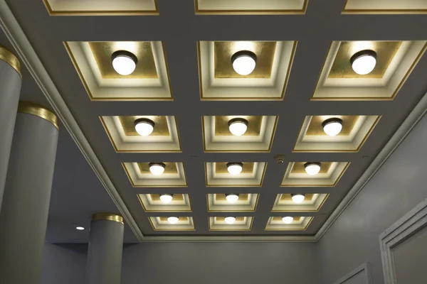 Plafond Géométrique Avec Boîtes Carrées Lampes Rondes Rangée Colonne Hall — Photo