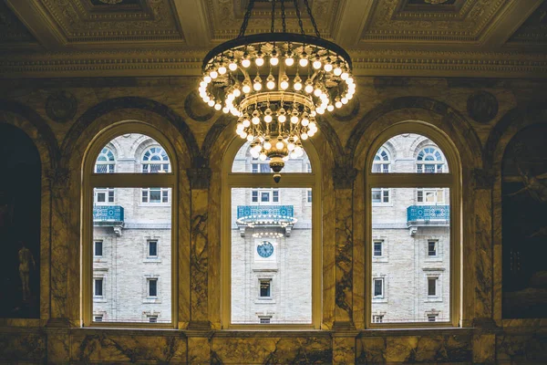 Boston Halk Kütüphanesi 'nin dekorasyonu ve avizesi eski tarz.