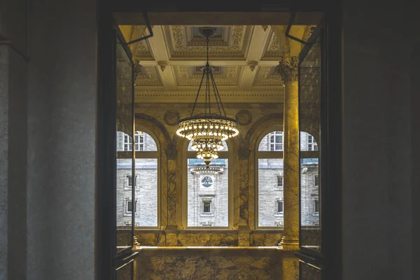 Boston Halk Kütüphanesi 'nin dekorasyonu ve avizesi eski tarz.