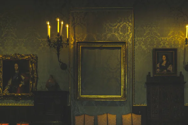 Boston, ABD - 22 Ekim 2021 Isabella Stewart Gardner Müzesi 'nde çalınan Rembrandts tablosu. Resim çerçevesi sanat eserlerinin çalındığını gösteriyor.