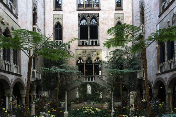 Boston, ABD - 22 Ekim 2021: Boston 'daki Isabella Stewart Gardner Müzesi' nin avlusunun görüntüsü. Tablolar, heykeller, duvar halıları ve diğer sanat eserlerinden oluşan bir koleksiyonu vardır..