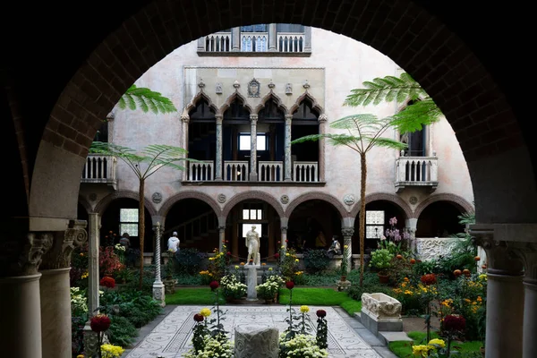 Boston, ABD - 22 Ekim 2021: Boston 'daki Isabella Stewart Gardner Müzesi' nin avlusunun görüntüsü. Tablolar, heykeller, duvar halıları ve diğer sanat eserlerinden oluşan bir koleksiyonu vardır..