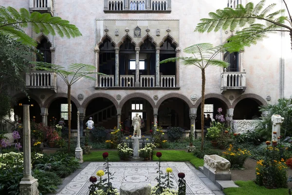 Boston, ABD - 22 Ekim 2021: Boston 'daki Isabella Stewart Gardner Müzesi' nin avlusunun görüntüsü. Tablolar, heykeller, duvar halıları ve diğer sanat eserlerinden oluşan bir koleksiyonu vardır..