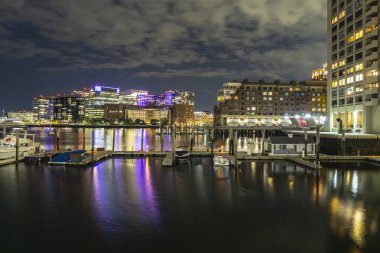 Boston Limanı güvertesinden gece binaların ışıklarının görüntüsü. Suyun üzerinde ufuk.