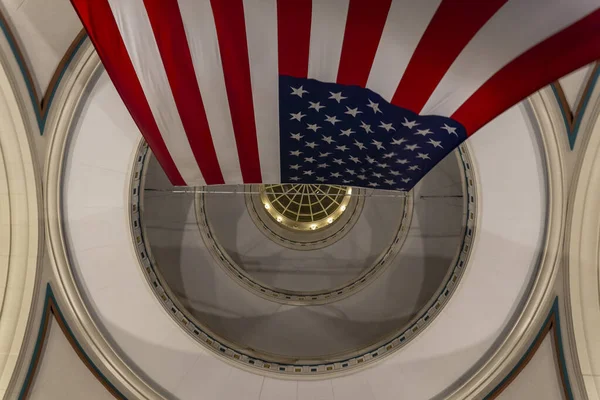 Американский Флаг Висящий Ночью Потолке Гибели Бостонской Гавани Массачусетс — стоковое фото