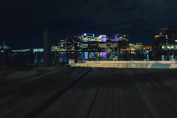 ボストン港のデッキから見える夜の建物内の光の眺め — ストック写真