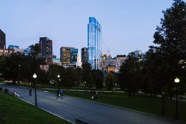 Вид Общественный Парк Boston Common Зданиями Заднем Плане Сумерках Центр — стоковое фото