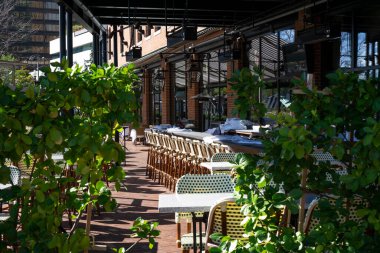 Açılıştan önce boş sandalyeler ve bir restoran veya kafe masaları. Açık havada oturma.