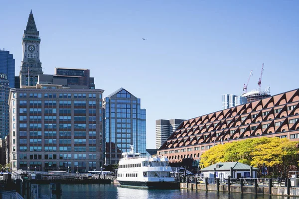View Buildings Waterfront Charter Boat Docked Boston Harbor —  Fotos de Stock