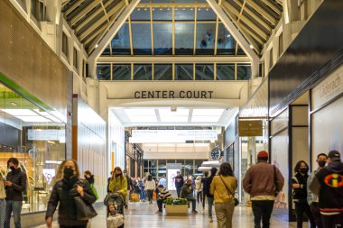 Boston, ABD - 22 Ekim 2021: Boston, Massachusetts 'teki Prudential Center. Back Bay 'de alışveriş ve yemek varış yeri