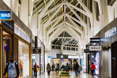 Boston, ABD - 22 Ekim 2021: Boston, Massachusetts 'teki Prudential Center. Back Bay 'de alışveriş ve yemek varış yeri