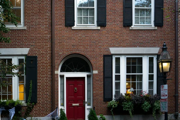 View Entrance Brick Apartment Building Red Door Windows — Stock Photo, Image