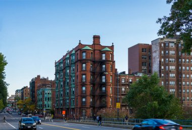 Boston, ABD - 22 Ekim 2021: Back Bay mahallesindeki işlek cadde boyunca tarihi kahverengi evler, Boston, Massachusetts