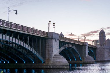 Charles Nehri üzerindeki tarihi Longfellow Köprüsü, Boston Beacon Hill 'i Cambridge, Massachusetts' e bağlıyor.