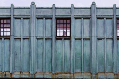 Boston 'daki yüksek istasyonun bir parçası. Tren peronunun dışındaki yeşil metal duvar.