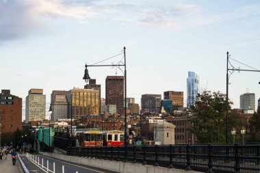 Boston kırmızı metro hattı Longfellow Köprüsü 'nde. Arka planda gökdelenlerin manzarası var.
