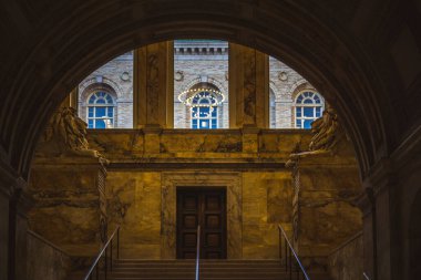 Boston, ABD - 22 Ekim 2021: Kemerli pencereli Boston Halk Kütüphanesinin iç girişi. Yukarı çıkmak için adımlar