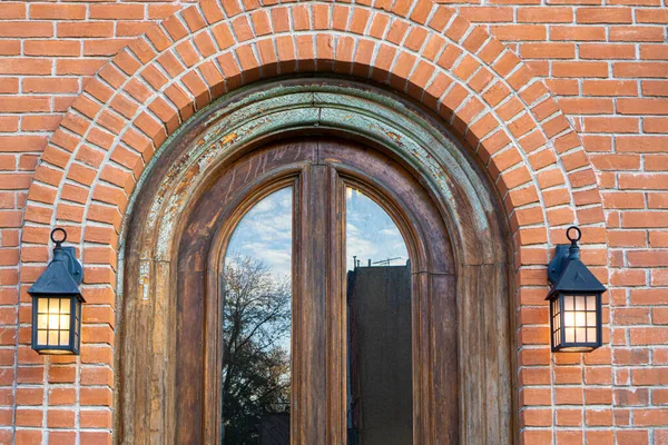 Bogenfenster Einer Hauswand Aus Rotem Backstein Mit Laternen Der Seite — Stockfoto
