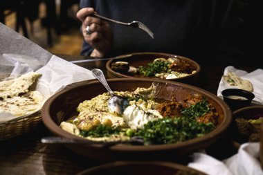 Humus, baba ghanoush, tabbouleh, salata gibi çeşitli Orta Doğu yemekleri. Paslı tabaklarda Doğu mezeleri
