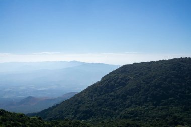 Aktif volkanları olan Ulusal Park manzarası. Dağlar, El Salvador 'daki orman.
