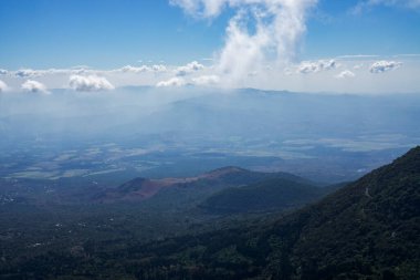 Aktif volkanları olan Ulusal Park manzarası. Dağlar, El Salvador 'daki orman.