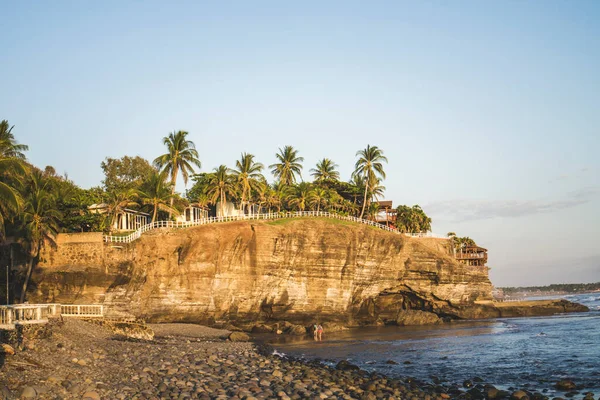 Uitzicht Natuurlijke Rotsachtige Strand Klif Met Palmbomen Tunco Salvador Stenen — Stockfoto