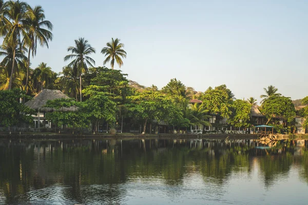 Zonsondergang Boven Toeristisch Dorp Tunco Salvador Huizen Bedekt Met Palmbomen — Stockfoto