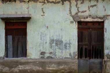 El Salvador 'da eski yıpranmış duvarı olan klasik bir ön kapı ve pencere. Eski bir binanın cephesi