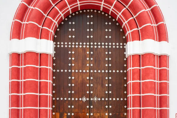 Gewölbte Holztür Mit Verzierten Weißen Elementen Roter Torrahmen — Stockfoto