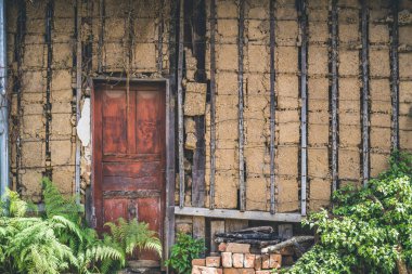 Tamamlanmamış duvarları olan terk edilmiş eski bir ev.