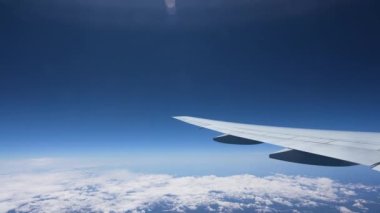 Atlantik Okyanusu 'ndaki bir pencere uçağından ve ABD' deki dağlardan görüntüler. Kanatların yanındaki uçak koltuğundan pencere manzarası