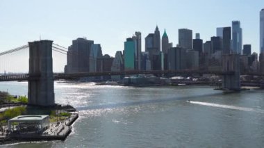 Gökdelenleri olan New York City gökdelenleri. Brooklyn köprüsü Manhattan ve Brooklyn 'i birbirine bağlıyor