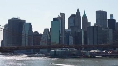 New York, New York - 30 Nisan 2022: Gökdelenleri olan New York City silueti. Brooklyn köprüsü Manhattan ve Brooklyn 'i birbirine bağlıyor