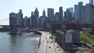 Manhattan Köprüsü, New York 'tan FDR Drive ve şehir merkezinin hava görüntüsü.